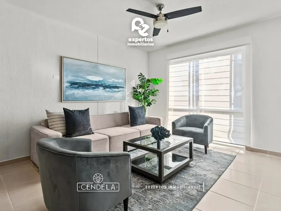Sala con sofá, sillones y ventilador de techo en la casa muestra de Cendela