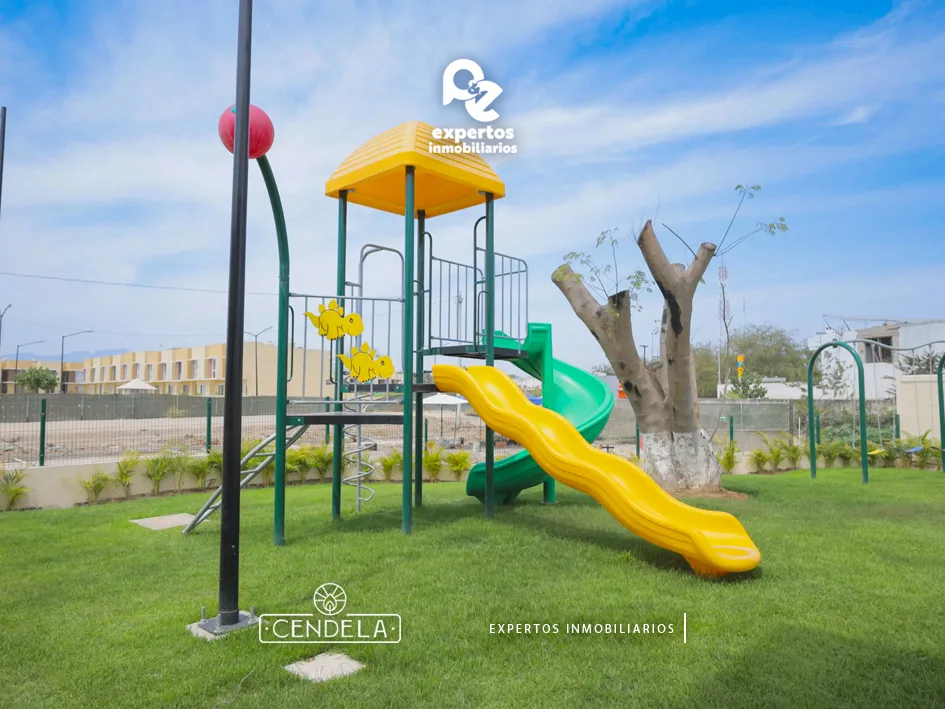 Juegos infantiles con resbaladilla en las áreas comunes
