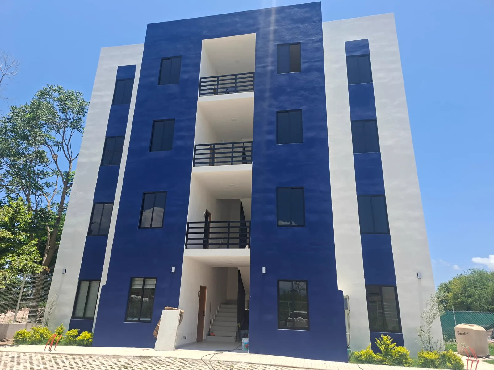 Edificio de Sendas con fachada azul y blanca de cuatro niveles